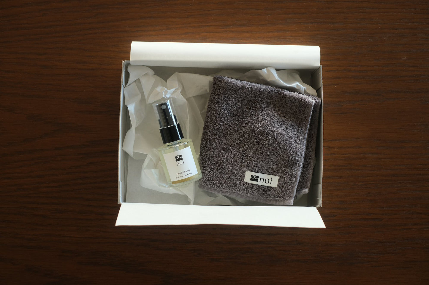 クリスマスギフトBox｜香りとタオルセット (アロマスプレー 003 Into the Forest + 草木染めオーガニックハンドタオル)