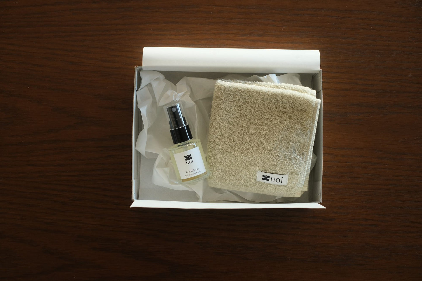 クリスマスギフトBox｜香りとタオルセット (アロマスプレー 003 Into the Forest + 草木染めオーガニックハンドタオル)
