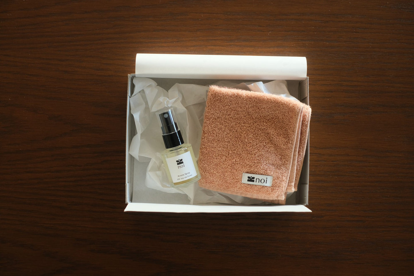 クリスマスギフトBox｜香りとタオルセット (アロマスプレー 003 Into the Forest + 草木染めオーガニックハンドタオル)