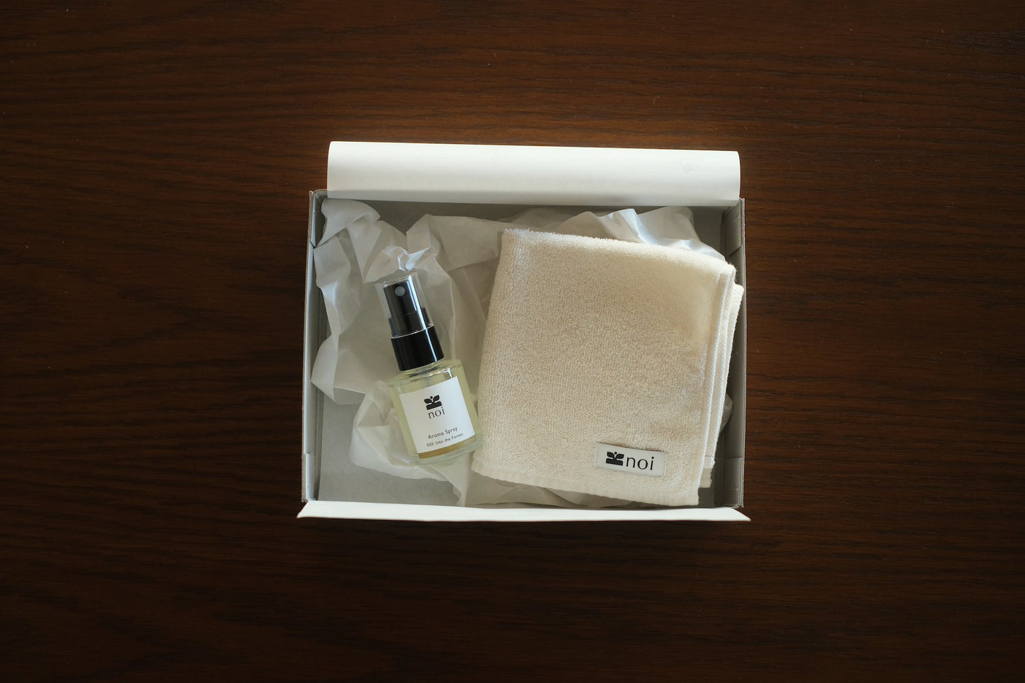クリスマスギフトBox｜香りとタオルセット (アロマスプレー 003 Into the Forest + 草木染めオーガニックハンドタオル)